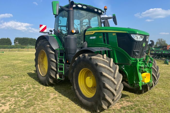 John Deere 6R 250